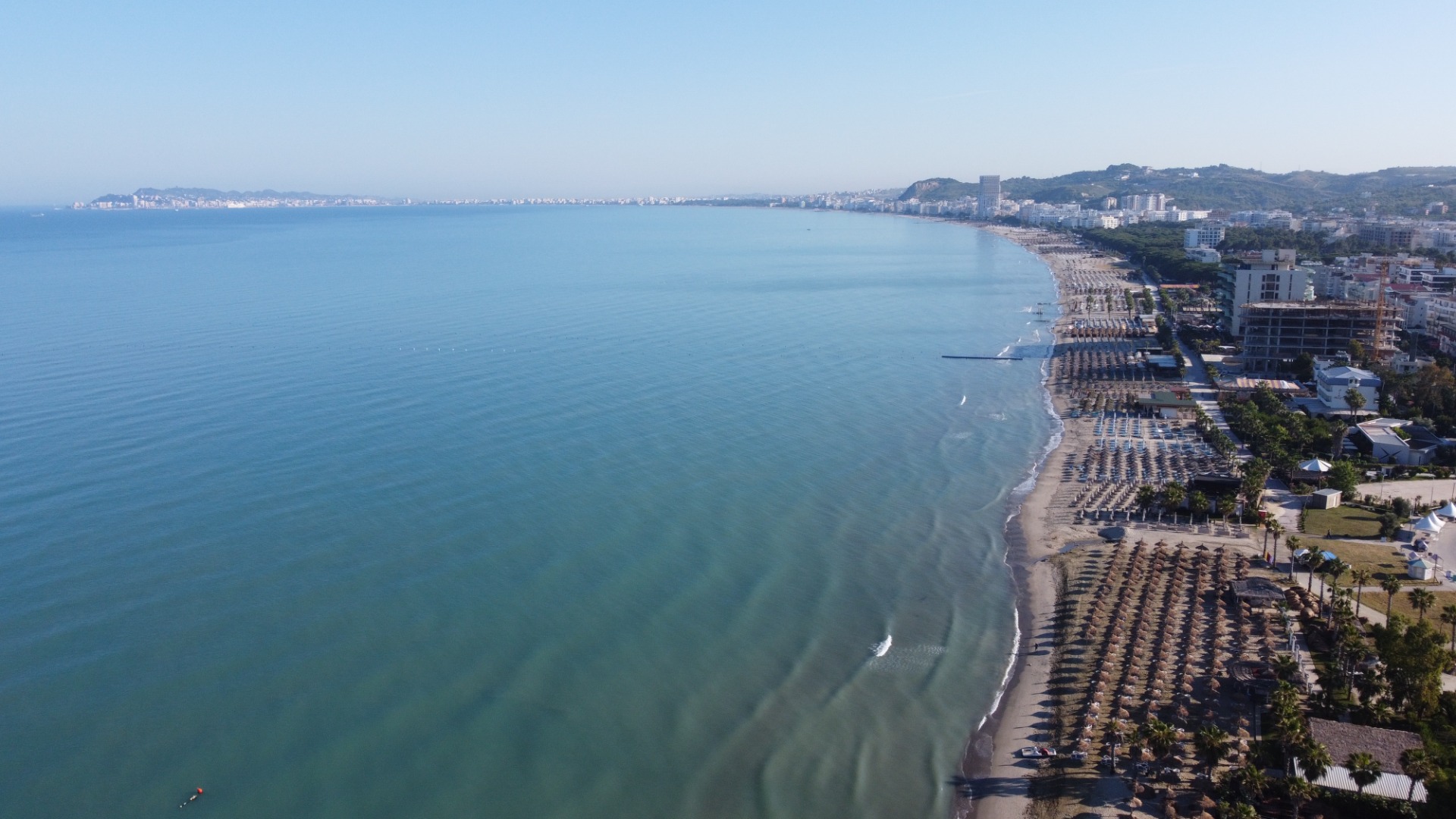 Písečná pláž Golem Albánie